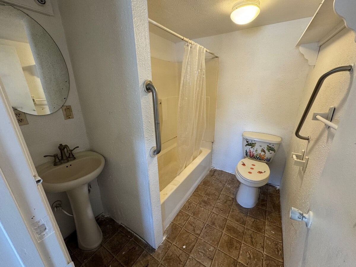 Photo - 618 Basin St NW Unit E