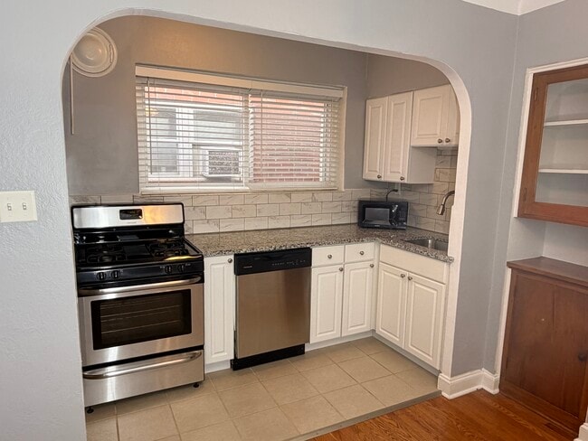 Photo - 6618-6620 Devonshire Ave Unit 1- East