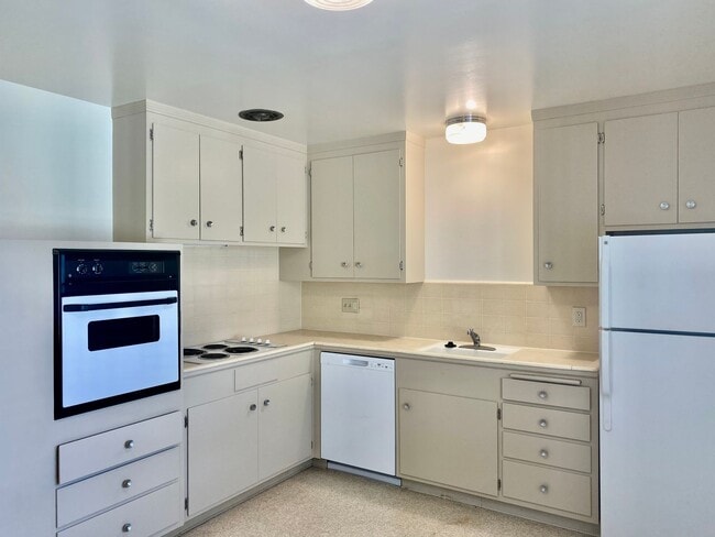 Building Photo - Immaculate 1BR/1BA! Downtown San Anselmo! Parking! Laundry! PROGRESSIVE Unit 36 Ross Avenue #02