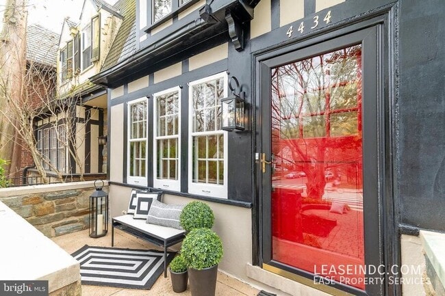 Photo - 4434 Reservoir Rd NW