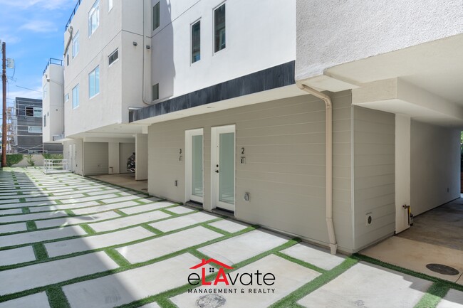 Building Photo - 1035 N Serrano Ave