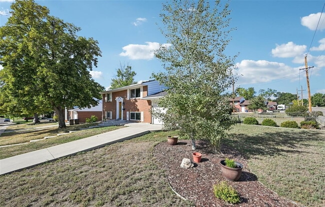 Photo - Welcome to this spacious 3+ bed, 2-bath bi-level home in Arvada - Available Now!