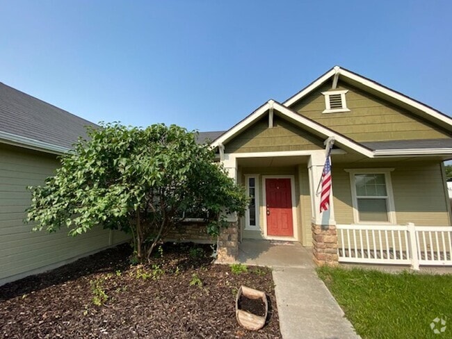 Building Photo - Country living at its finest Rental