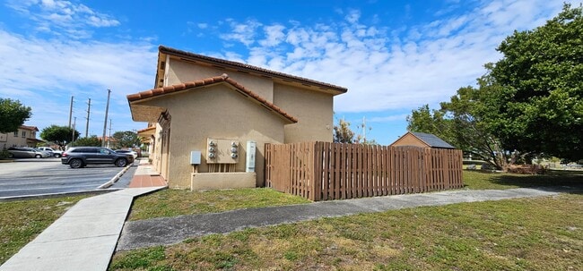 Photo - 17362 NW 74th Ave Unidad 201