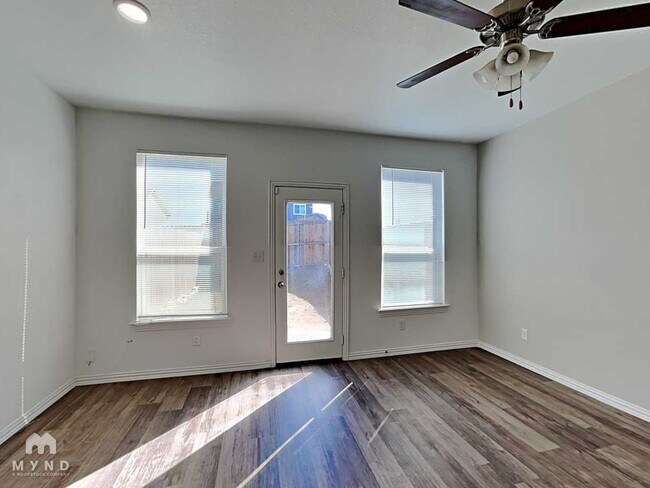 Photo - 3265 Karen St