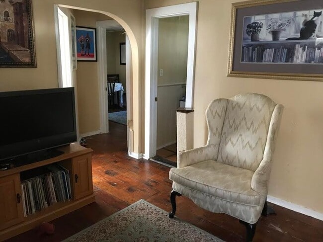 Photo - Cozy 2 Bedroom, 1 Bathroom in Fifth Avenue Neighborhood
