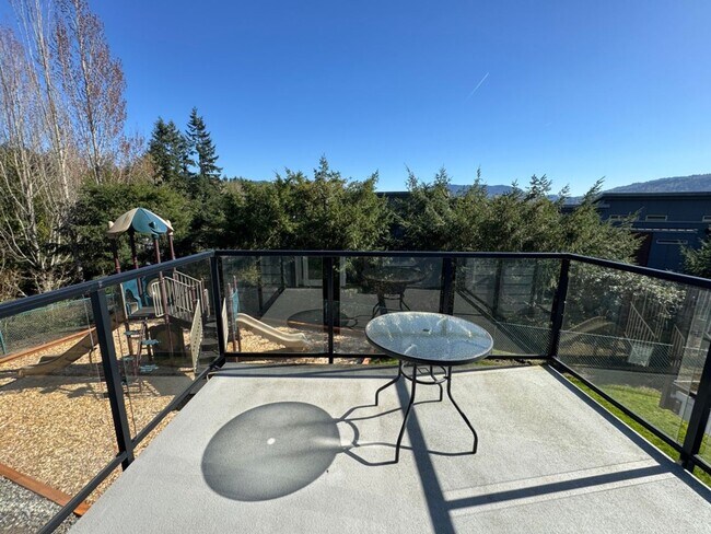 Photo - 2Bd/2.5Ba Issaquah Townhouse