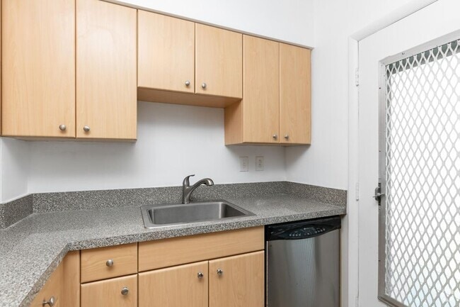 Building Photo - 2700 Banyan Rd Unit 23 Rental