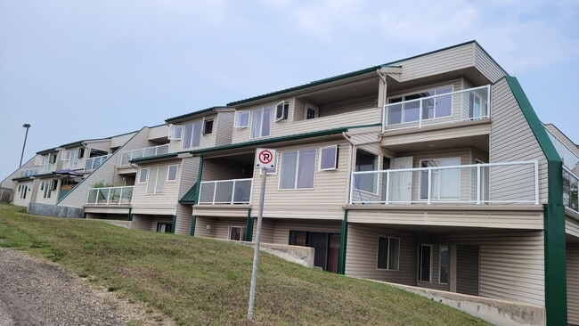 Building Photo - 10420-10100 100 Ave.