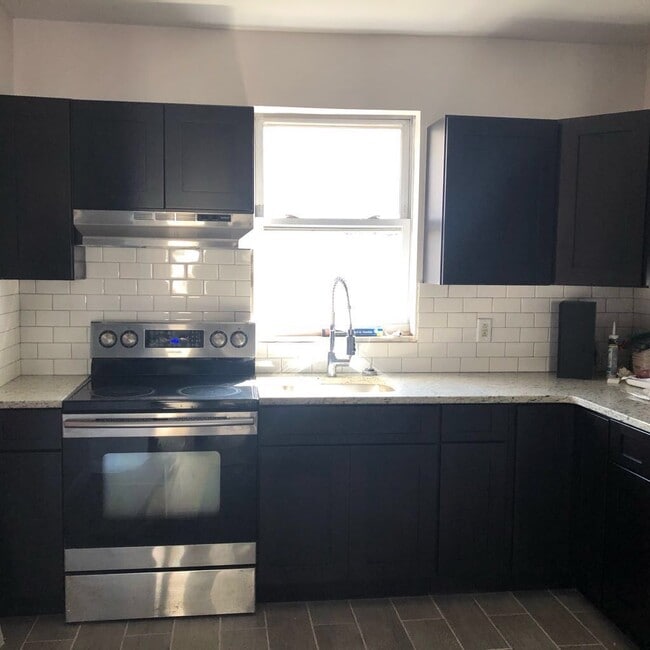 Modern kitchen - 5218 Pentridge St