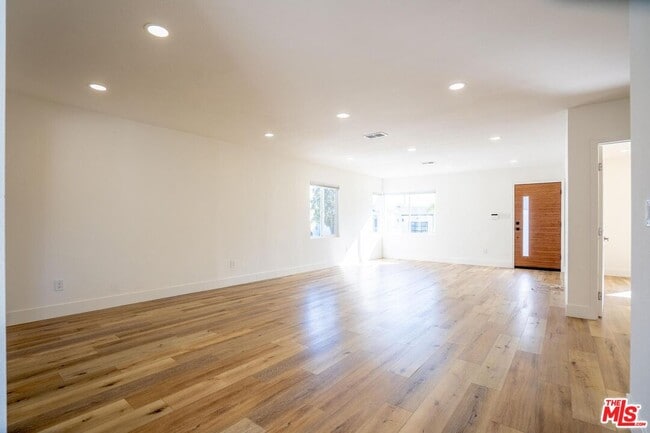 Photo - 5705 Jamieson Ave