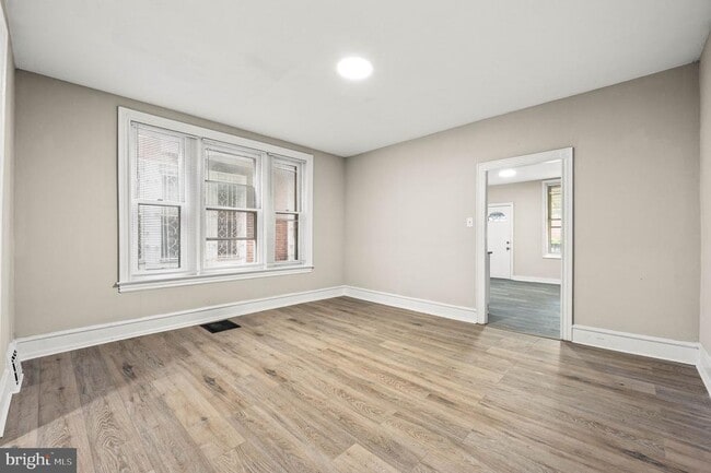 Photo - 5011 Larchwood Ave