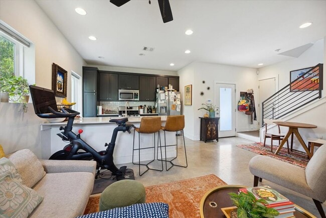 Photo - 5006 Baker St