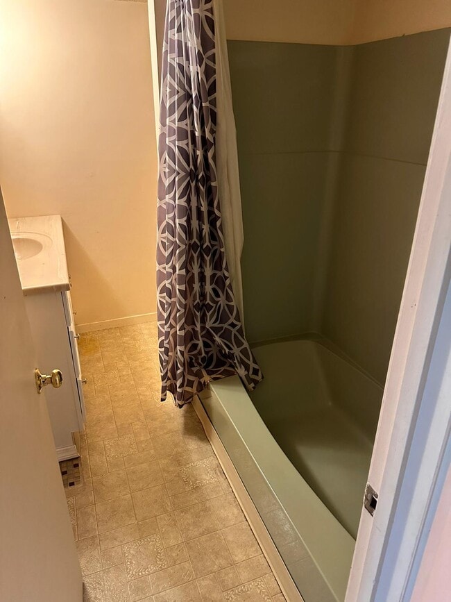 Building Photo - 520 Bankside Holw