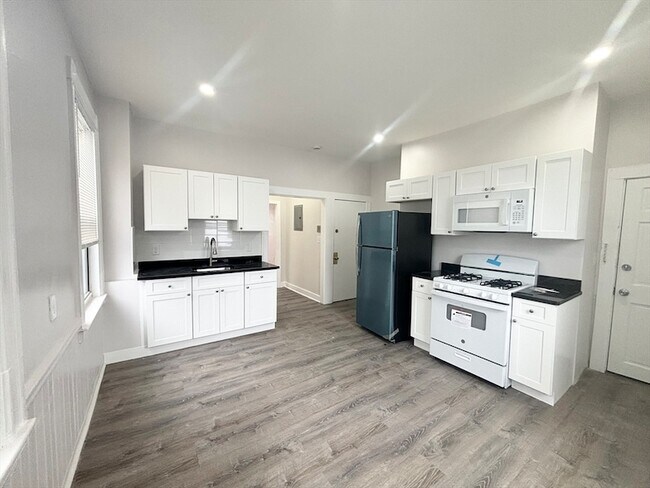 Building Photo - 92 Main St Unit 2