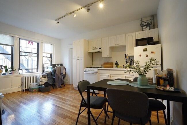 Building Photo - 70 Queensberry St Unit 320
