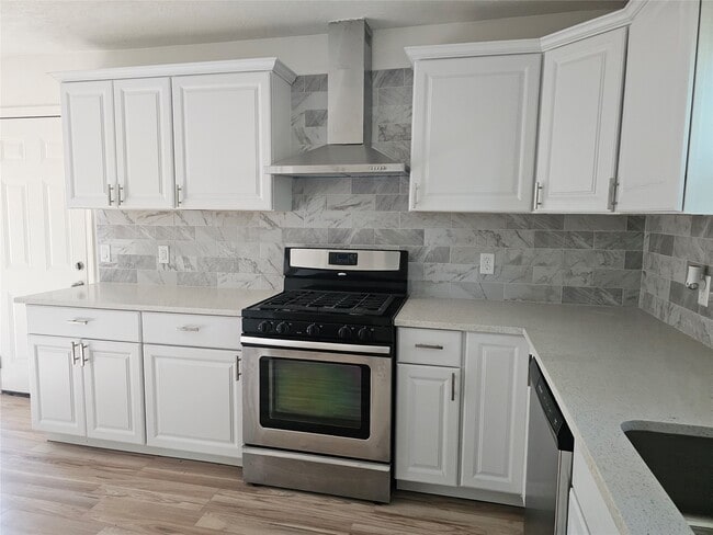 Photo - 105 E Wavy Oak Cir