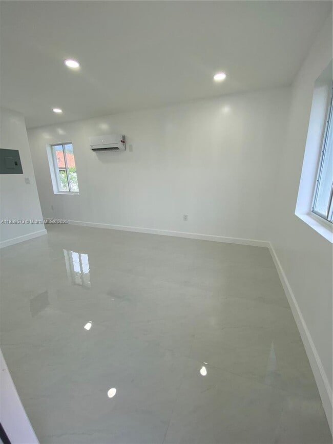 Building Photo - 9731 NW 27th Terrace Unit 9731