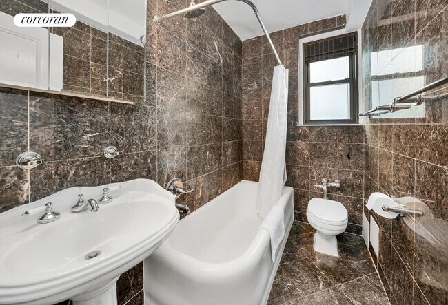 Photo - 210 E 68th St