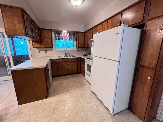 Photo - 3010-3012 Okemos Dr SE