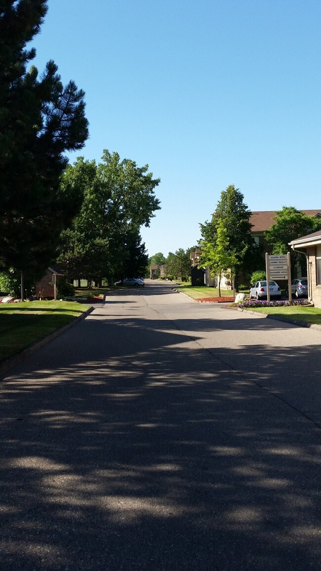 Sandhurst Apartments Roseville, MI