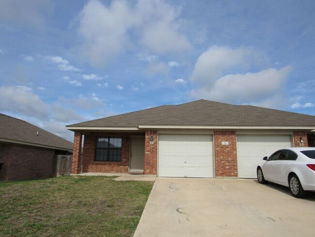 Building Photo - 311 Cedar Ridge Dr Rental