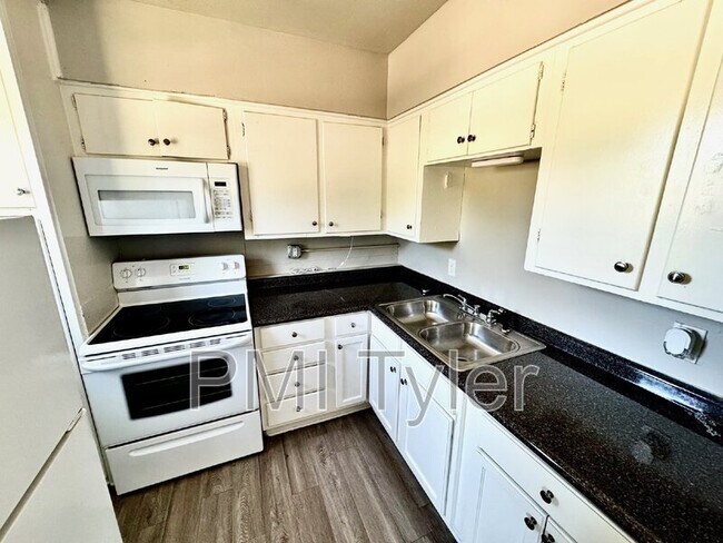 Photo - 1806 W Oakwood St