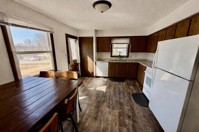 Photo - 902 Cedar River Dr NW