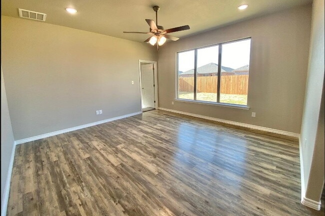 Photo - Upscale Flair Located in Burgamy Park!