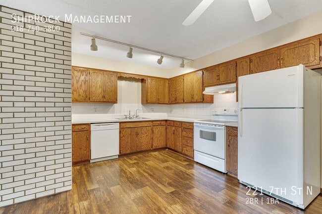 Photo - 221 7th St N