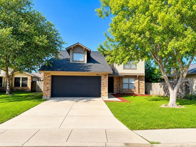 Building Photo - Completely updated Ventura beauty with over 2,000 square feet, TWO living areas, and a downstairs...