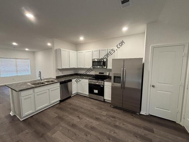 Photo - 34-10 10 Point Ln