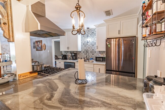 Photo - 635 W Church