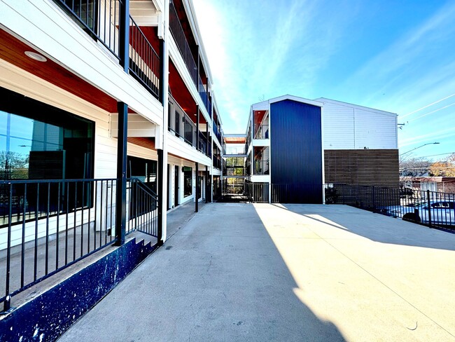 Building Photo - Remodeled Condo 2 Blocks to St. David's Me... Unit #101