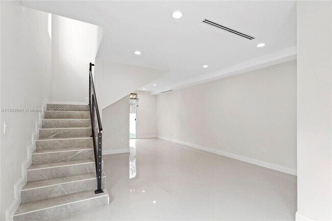 Photo - 1250 NW 39th St Unit 1250