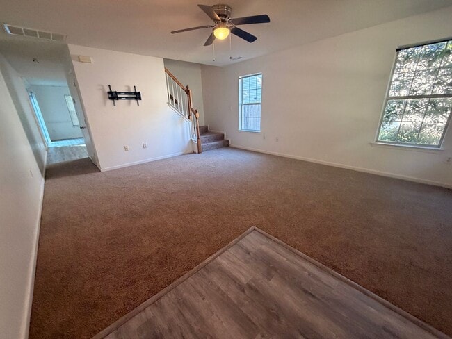 Photo - 325 Town Pointe Way