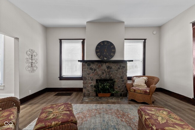 Photo - 195 W Marion St