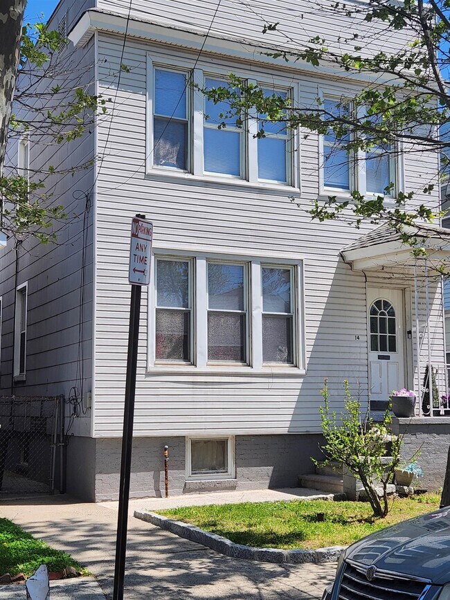 Building Photo - 14 E Bidwell Ave Unit 2