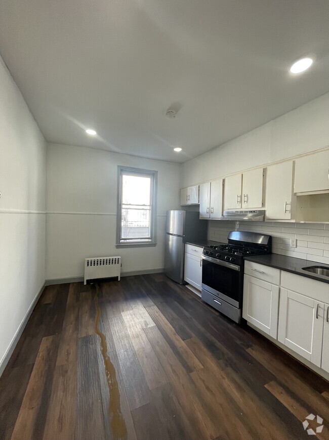 Building Photo - 61 W 49th St Unit 2 Rental