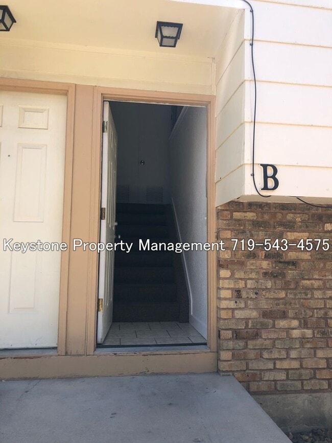 Photo - $525 OFF Move In Special! Well Maintained Apartment - Near CSUP 2 Bed/1 Bath $1050/$1050 Unidad #B