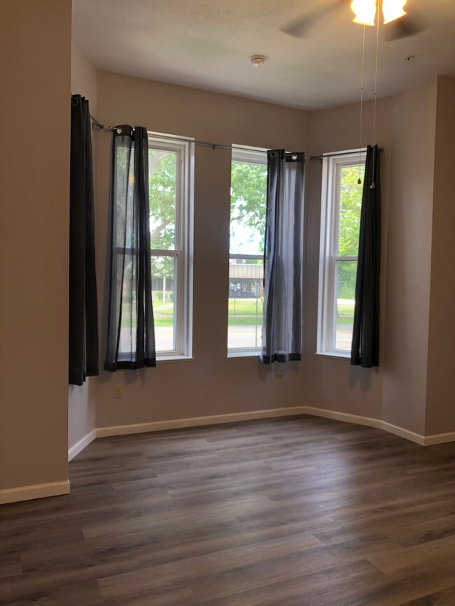 Photo - 437 W 6th St Unit 1