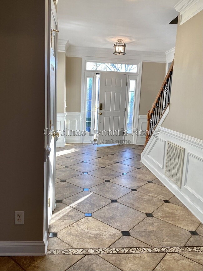 Photo - 605 Queenswater Ln