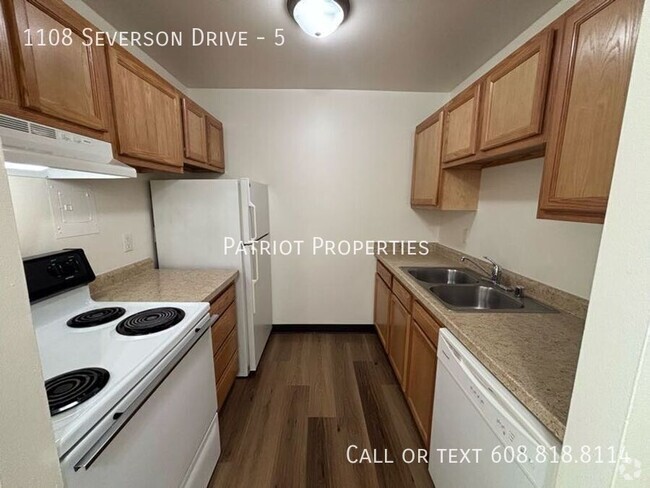 Building Photo - 1 bedroom/ 1 bath apartment in Sun Prairie... Unit 5