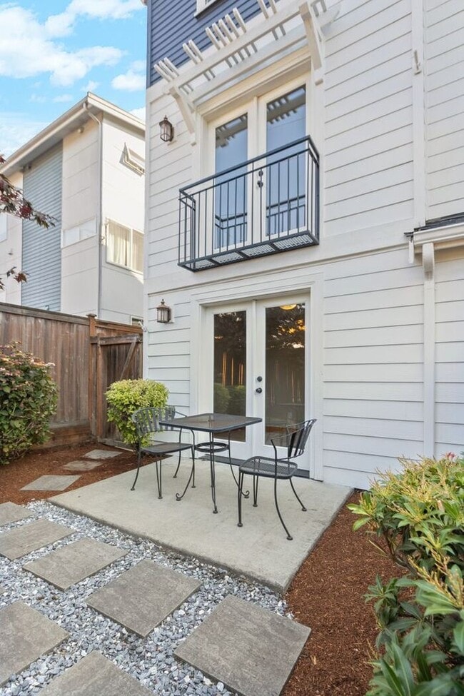 BEAUTIFUL Urban Townhome in Coveted West S... - BEAUTIFUL Urban Townhome in Coveted West S...