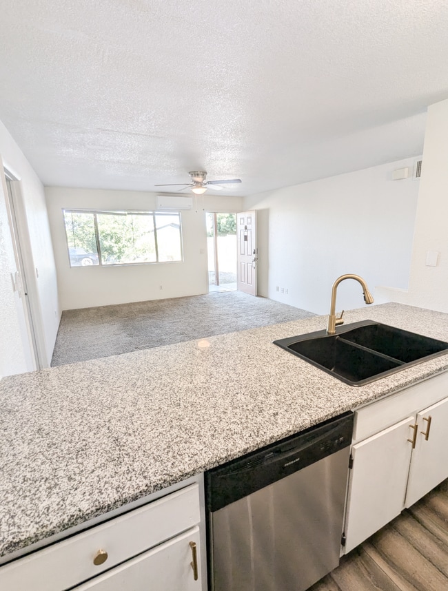 Photo - 4100 E Mission Ln Unidad D