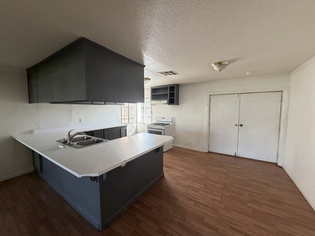 Photo - 720 Badgley Dr