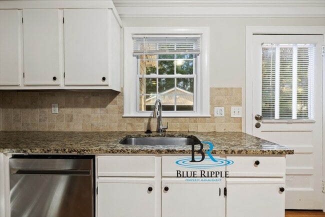 Photo - 1575 Walker St SE