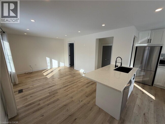 Photo - 137 Whitley St