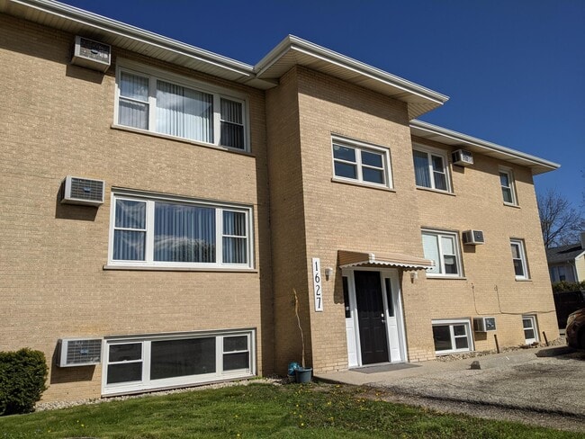 Building Photo - 1627 Grove Dr Unit 3