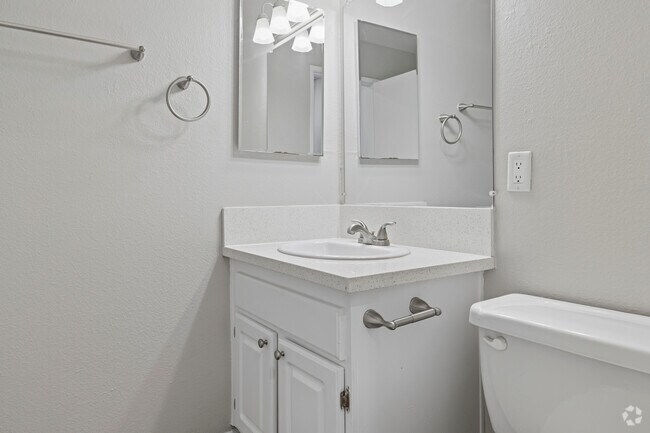 2BR, 2BA - 886SF - Primary Bathroom